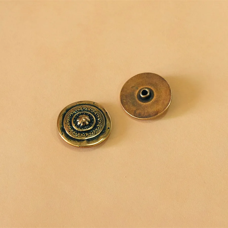 DIY Leathercraft Hardware Karaqusa Pattern Shield-Shape Concho DK OEB Finish #906579P
DIY Leathercraft Hardware Karaqusa Pattern Shield-Shape Concho DK OEB Finish #906579P