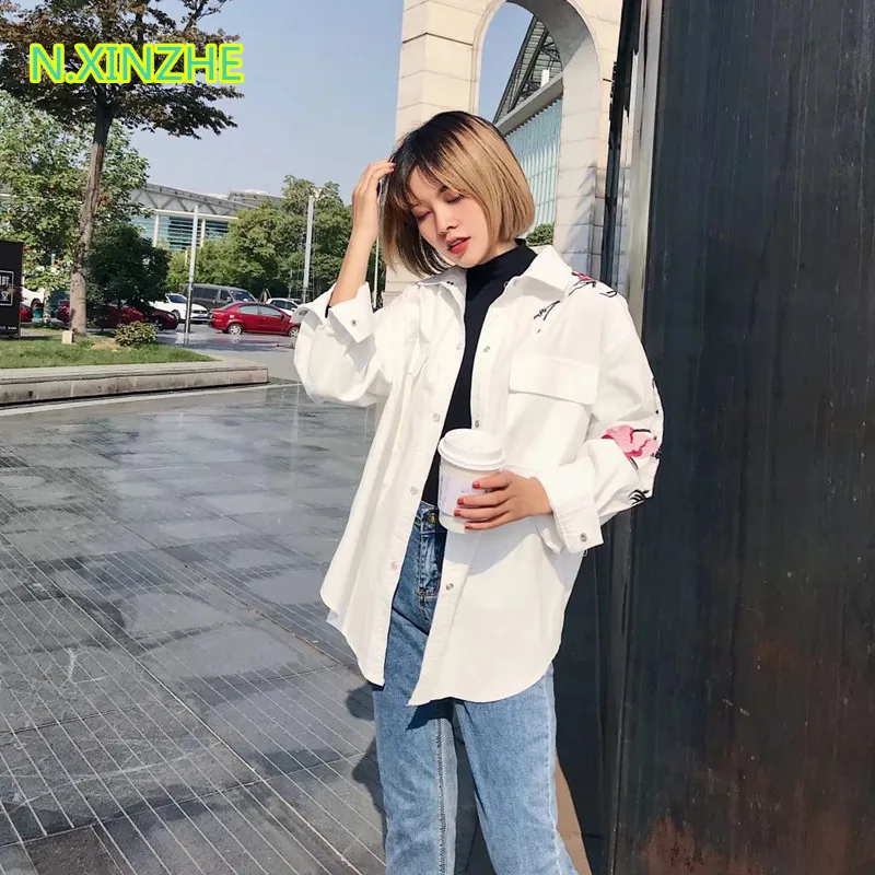 2017 women clothing long sleeve floral embroidery washed denim shirt white Tops Female fashion casual loose jeans blouse C2056
2017 women clothing long sleeve floral embroidery washed denim shirt white Tops Female fashion casual loose jeans blouse C2056