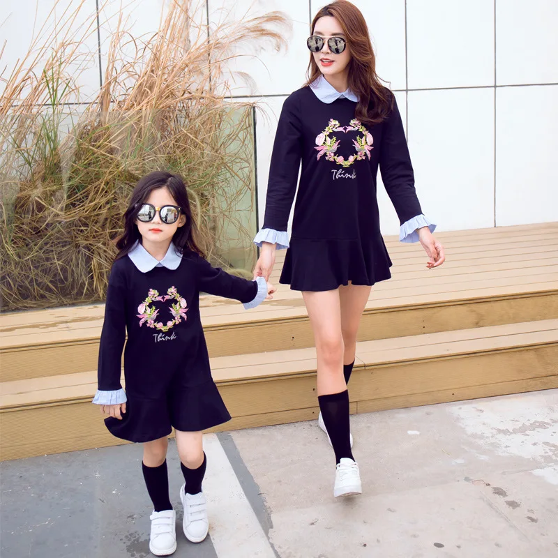 2019 Mother daughter dress fishtail skirt embroidery flower family dress girl spring turn-down collar mother and daughter outfit
2019 Mother daughter dress fishtail skirt embroidery flower family dress girl spring turn-down collar mother and daughter outfit