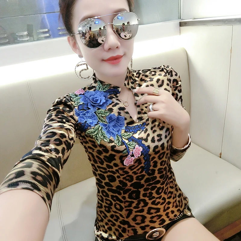 Korean Slim Sexy V-Neck Blue Embroidery Rose Tshirt 2019 Autumn Winter Women Top Clothes Shirt Camiseta Mujer Streetwear T97611
Korean Slim Sexy V-Neck Blue Embroidery Rose Tshirt 2019 Autumn Winter Women Top Clothes Shirt Camiseta Mujer Streetwear T97611