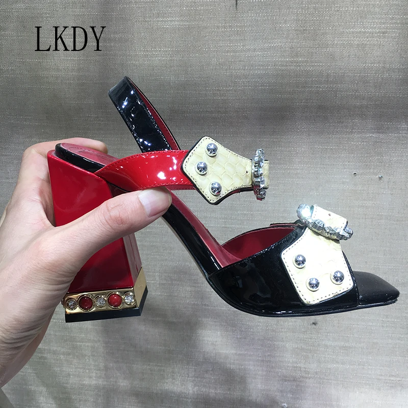 2019 LKDY summer Black cow patent leather stitching snakeskin diamond fish mouth high heels party with buckle sandals 9.0c'm
2019 LKDY summer Black cow patent leather stitching snakeskin diamond fish mouth high heels party with buckle sandals 9.0c'm