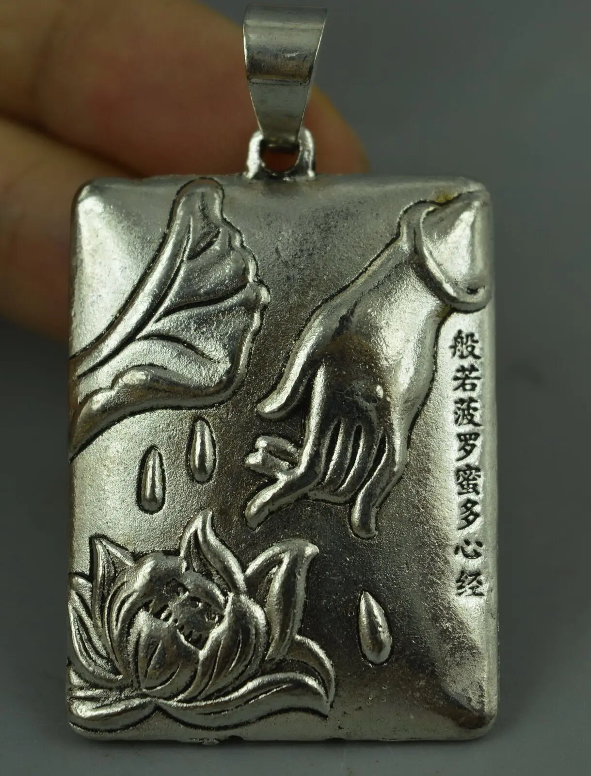 Collectible Tibet Silver Copper Carved Lotus Buddha Hand Amulet Fine Pendant Statue
Collectible Tibet Silver Copper Carved Lotus Buddha Hand Amulet Fine Pendant Statue