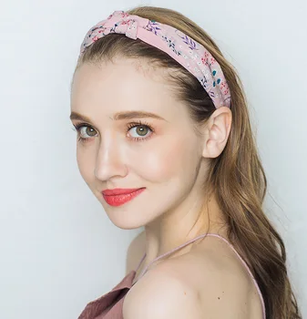 headwear, two-color splicing, broken flowers, Chinese knot, retro national wind, hairband and belt of elastic headbands.
headwear, two-color splicing, broken flowers, Chinese knot, retro national wind, hairband and belt of elastic headbands.