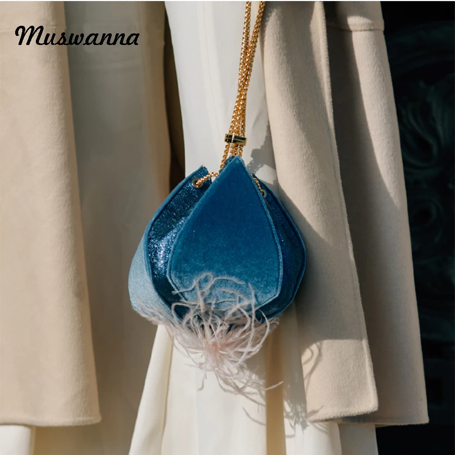 Luxury Brand Velvet Feather Women Bag Lantern Drawstring Bag Flower Shape Women Shoulder Messenger Bag Metal Wrist Bag 2019
Luxury Brand Velvet Feather Women Bag Lantern Drawstring Bag Flower Shape Women Shoulder Messenger Bag Metal Wrist Bag 2019