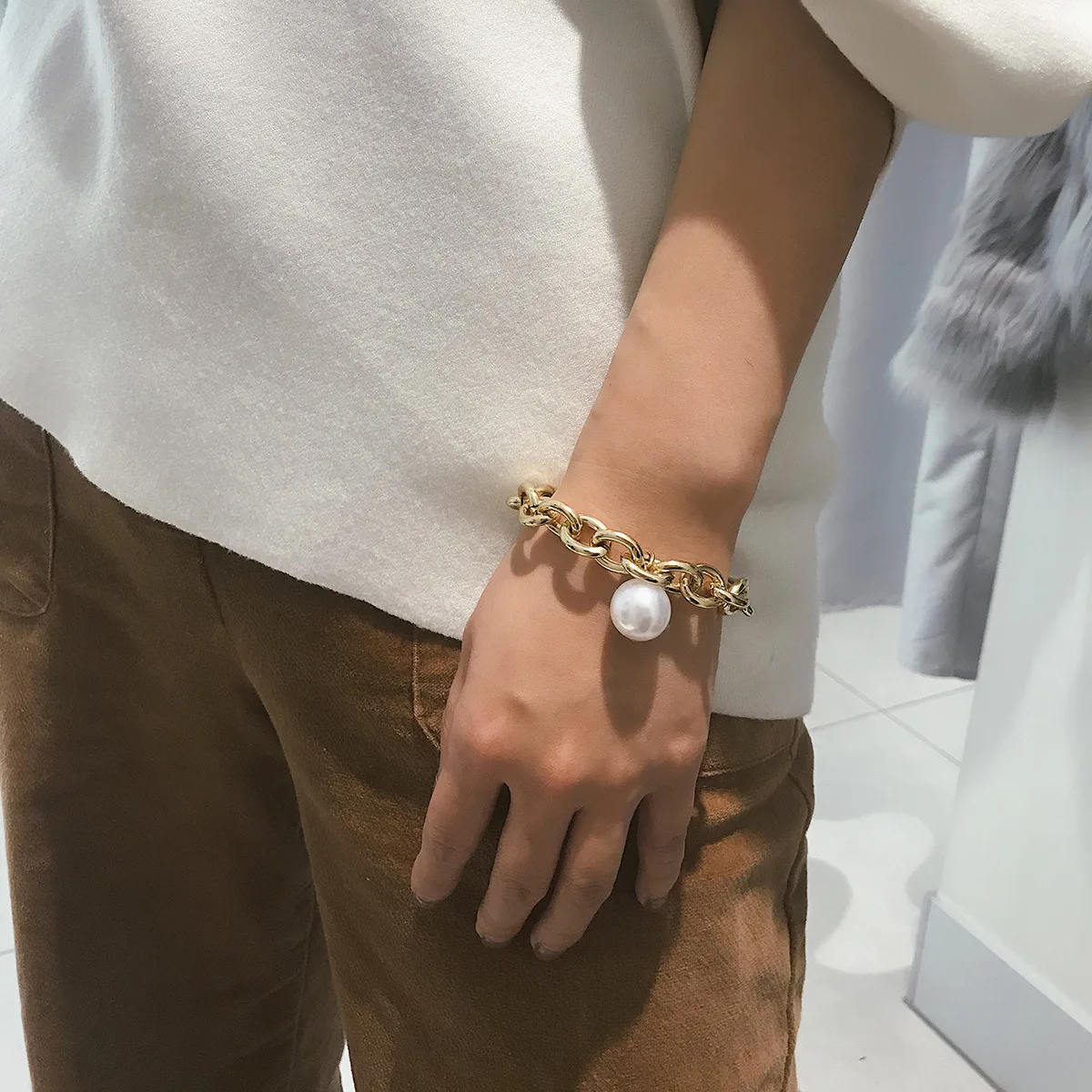 Luxury Punk Imitation Pearl Pendant Bracelet Bangle Women Wedding Jewelry Thick Chain Charms Bracelet
Luxury Punk Imitation Pearl Pendant Bracelet Bangle Women Wedding Jewelry Thick Chain Charms Bracelet