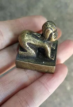 The antique brass implement kneels to meet the precious person's small copper seal.
The antique brass implement kneels to meet the precious person's small copper seal.
