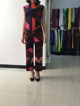 FREE SHIPPING Fashion fold geometric sleeveless T-shirt + leisure nine points bell-bottomed pants suit IN STOCK
FREE SHIPPING Fashion fold geometric sleeveless T-shirt + leisure nine points bell-bottomed pants suit IN STOCK