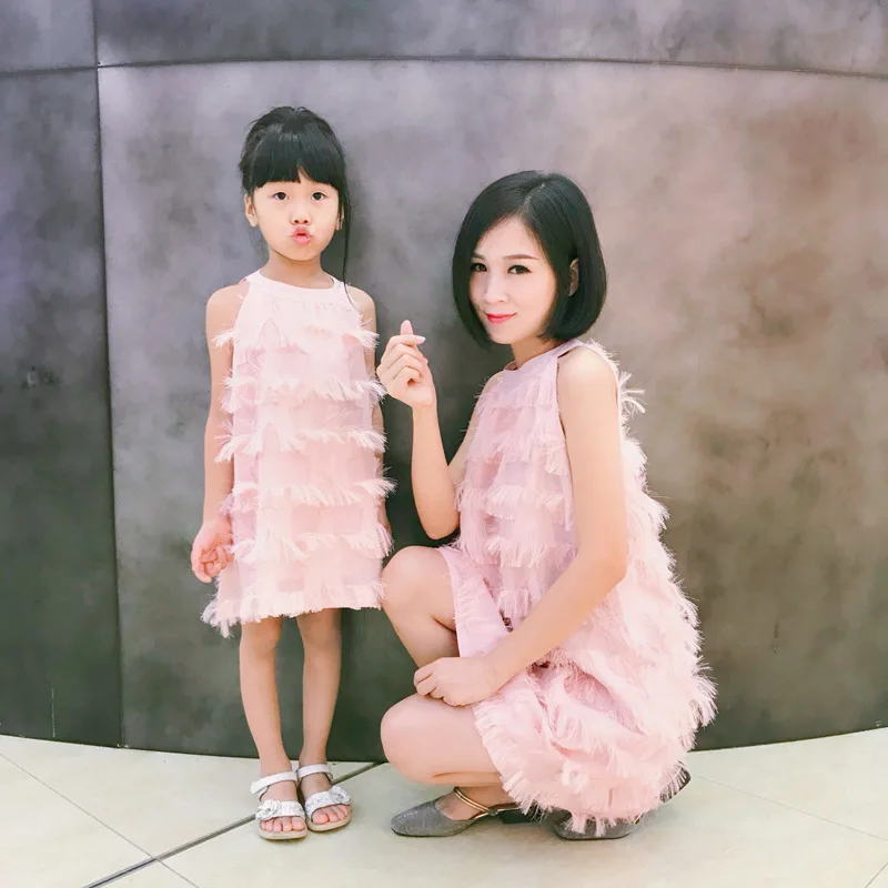 Mother Daughter Elegant Elegant Dresses Pink Feather Design 2019 Spring Summer Halter Dresses Family Matching Outfits Clothes
Mother Daughter Elegant Elegant Dresses Pink Feather Design 2019 Spring Summer Halter Dresses Family Matching Outfits Clothes
