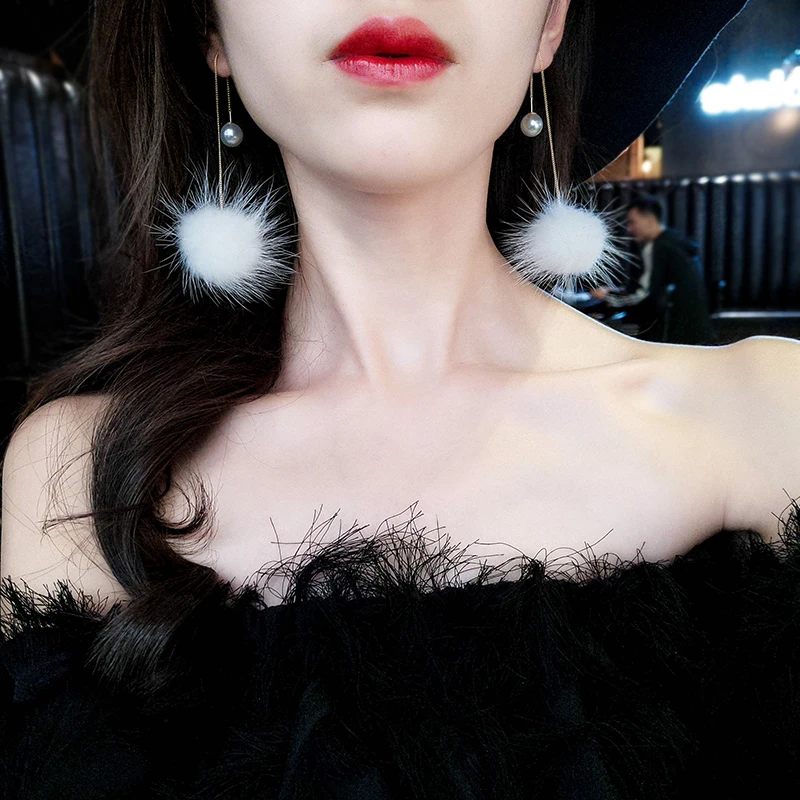 AOMU Korean 2018 New Design Long Tassel Pearl Fur Ball Drop Earrings Mink Fur Pom Pom Earring Woman Girl New Year Gift 14cm
AOMU Korean 2018 New Design Long Tassel Pearl Fur Ball Drop Earrings Mink Fur Pom Pom Earring Woman Girl New Year Gift 14cm