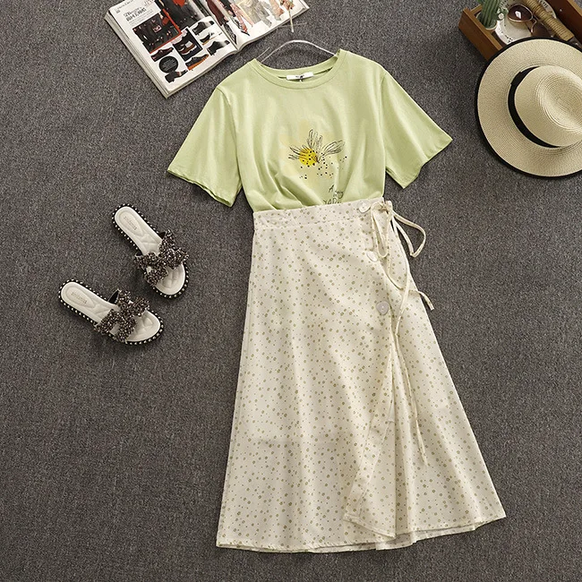 Summer suit female 2019 new fashion Thin short-sleeved T-shirt + one-piece floral chiffon half-length skirt two-piece suit women
Summer suit female 2019 new fashion Thin short-sleeved T-shirt + one-piece floral chiffon half-length skirt two-piece suit women