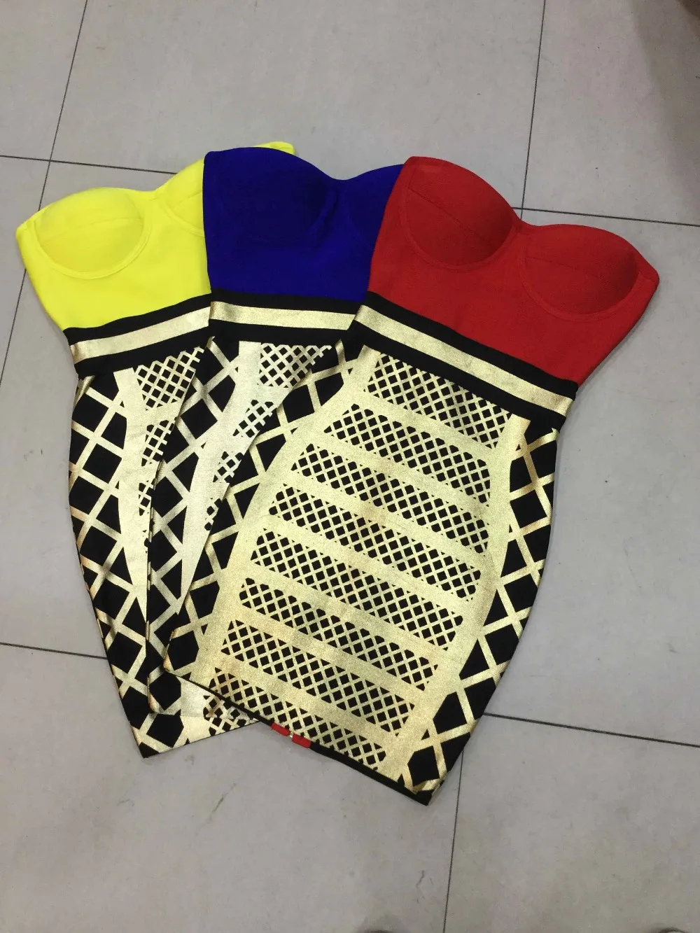 Strapless Off Shoulder yellow red black gold blue Sleeveless 4 color 2016 New HL Bandage Party Celebrity Formal Women gown dress
Strapless Off Shoulder yellow red black gold blue Sleeveless 4 color 2016 New HL Bandage Party Celebrity Formal Women gown dress
