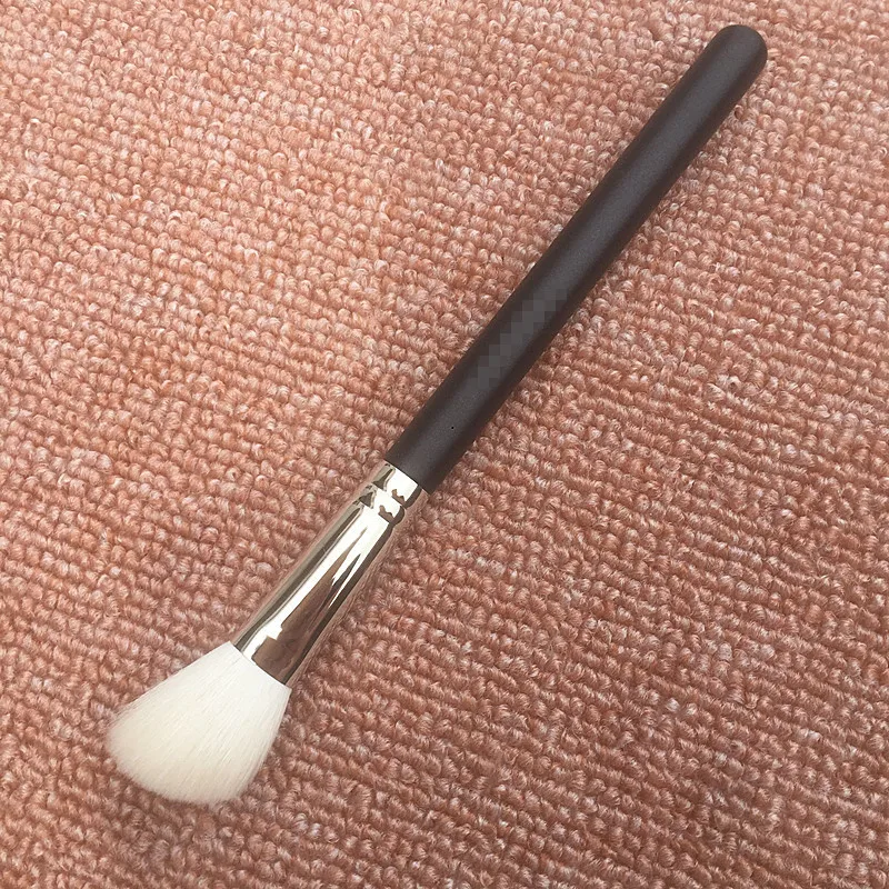 Professional brand oblique angle blush brush repair,brush the wool light peak profile sof grasping powder beauty makeup tool
Professional brand oblique angle blush brush repair,brush the wool light peak profile sof grasping powder beauty makeup tool