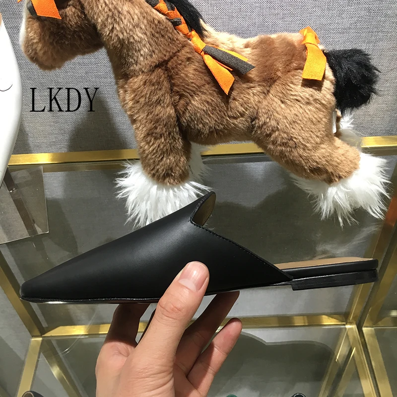 2019 LKDY summer women top quality Genuine Leather horse head pattern half drag beach home lazy slippers
2019 LKDY summer women top quality Genuine Leather horse head pattern half drag beach home lazy slippers