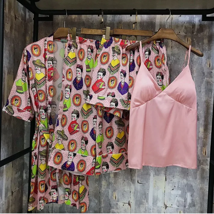 2018 New Fashion Summer Women's Silk Printed Four Piece Sets Pajamas Home Clothes Ladies Pants Set Sleepwear Robe Nightwear
2018 New Fashion Summer Women's Silk Printed Four Piece Sets Pajamas Home Clothes Ladies Pants Set Sleepwear Robe Nightwear
