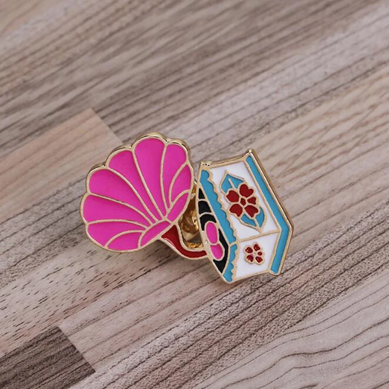 Fashion Glaze Enamel Phonograph Delicate Vintage Brooch For Women Lady Suit Scarf Dress Jewelry Decoration Accessories
Fashion Glaze Enamel Phonograph Delicate Vintage Brooch For Women Lady Suit Scarf Dress Jewelry Decoration Accessories
