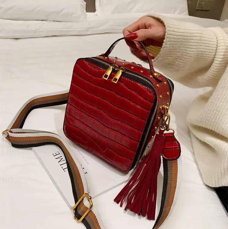 Crocodile small square bag European and American fashion zipper bag wide shoulder strap diagonal cross bag casual wild handbag
Crocodile small square bag European and American fashion zipper bag wide shoulder strap diagonal cross bag casual wild handbag