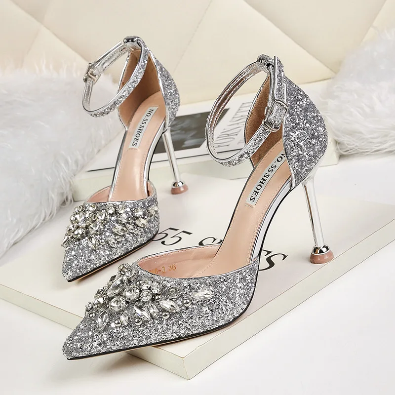 Fashion Sexy Women High Heels Sandals Wedding Scarpins Metal Heels Sandals Strap Stiletto Bridal Glitter Rhinestones Gold Pumps
Fashion Sexy Women High Heels Sandals Wedding Scarpins Metal Heels Sandals Strap Stiletto Bridal Glitter Rhinestones Gold Pumps
