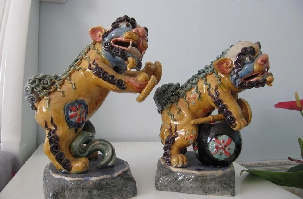 Chinese Pottery Wu Cai porcelain Two Foo FU Dog Lion Play music horn bugle Pair
Chinese Pottery Wu Cai porcelain Two Foo FU Dog Lion Play music horn bugle Pair