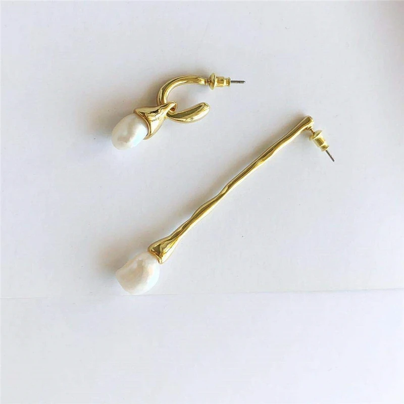 European and American niche Design pearl pendant asymmetric earrings female A long short temperament personality fashion French
European and American niche Design pearl pendant asymmetric earrings female A long short temperament personality fashion French