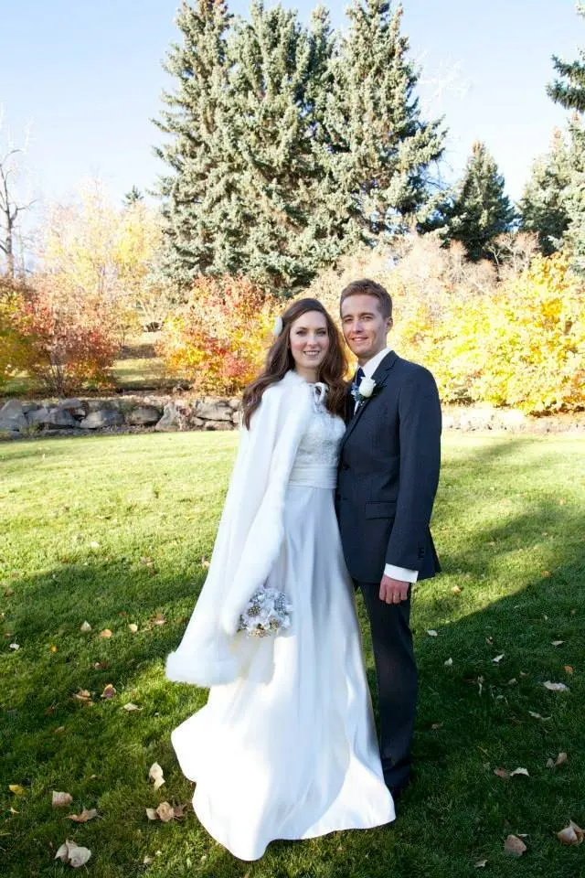 Bridal Cape Medium-Length-Cape 37-Inch Satin with Fur Trim Wedding Cloak Handmade
Bridal Cape Medium-Length-Cape 37-Inch Satin with Fur Trim Wedding Cloak Handmade