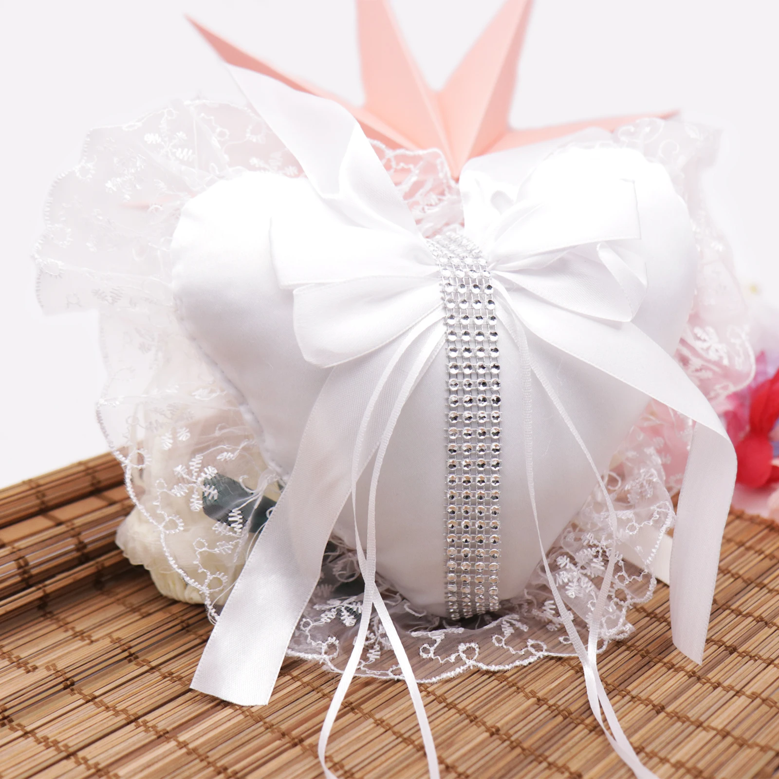 2019 New Wedding White Ring Pillow Gift Box Lace Crystal Love Heart Bridal Ring Boxes Valentine's Party Decoration Ring Supplies
2019 New Wedding White Ring Pillow Gift Box Lace Crystal Love Heart Bridal Ring Boxes Valentine's Party Decoration Ring Supplies