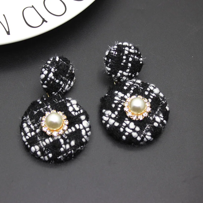 2017 Japan and South Korea autumn and winter new retro big button earrings fashion temperament fabric round earrings female470
2017 Japan and South Korea autumn and winter new retro big button earrings fashion temperament fabric round earrings female470