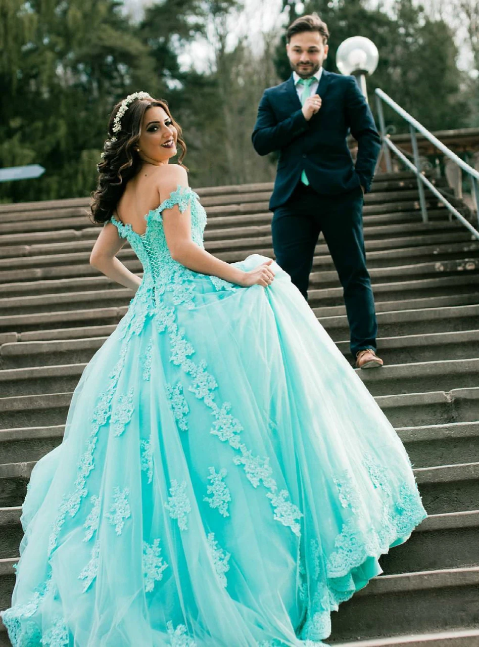 Mint Green Off The Shoulder Quinceanera Dresses Tulle Appliques Beaded Ball Gown Prom Elegant Floor Length Vestidos De 15 Anos
Mint Green Off The Shoulder Quinceanera Dresses Tulle Appliques Beaded Ball Gown Prom Elegant Floor Length Vestidos De 15 Anos