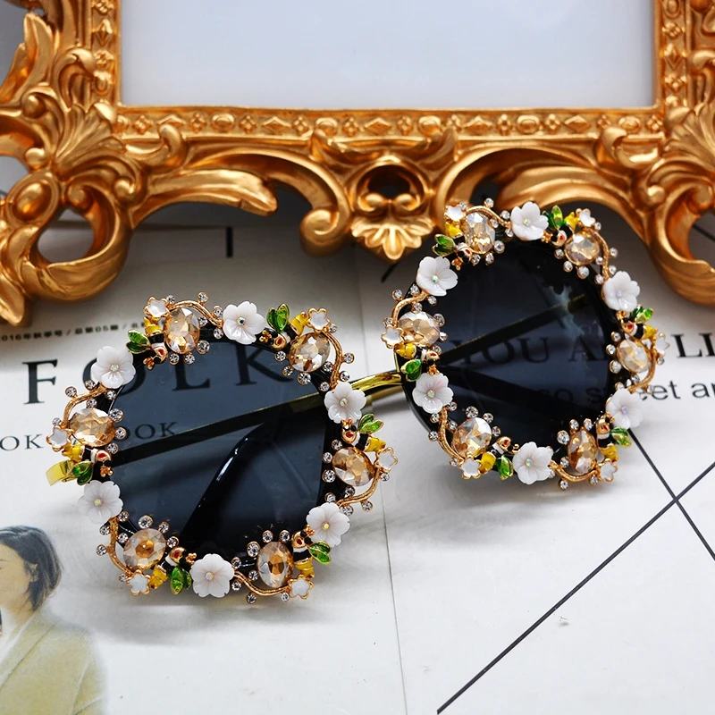 Солнечные очки MONIQUE для женщин, брендовые дизайнерские солнцезащитные очки в стиле барокко, модные аксессуары с ажурной металлической резьбой, Женские винтажные солнцезащитные очки с защитой UV400
Солнечные очки MONIQUE для женщин, брендовые дизайнерские солнцезащитные очки в стиле барокко, модные аксессуары с ажурной металлической резьбой, Женские винтажные солнцезащитные очки с защитой UV400