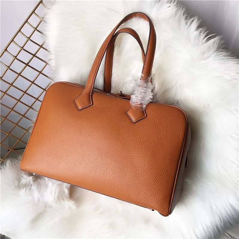 2019 the new oversized leather women's bag carries medicine bag on one shoulder.
2019 the new oversized leather women's bag carries medicine bag on one shoulder.