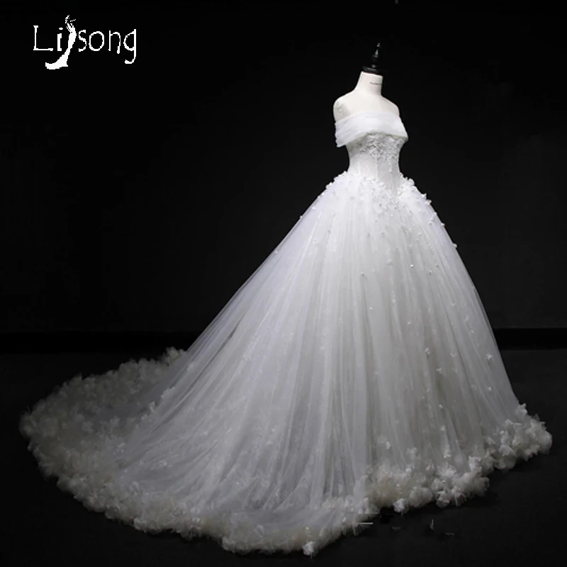 Romantic White Wedding Ball Gowns Flowers Puffy Lace Up Custom Made Middle East Saudi Arabia Tulle Bridal Tiered Wedding Dresses
Romantic White Wedding Ball Gowns Flowers Puffy Lace Up Custom Made Middle East Saudi Arabia Tulle Bridal Tiered Wedding Dresses