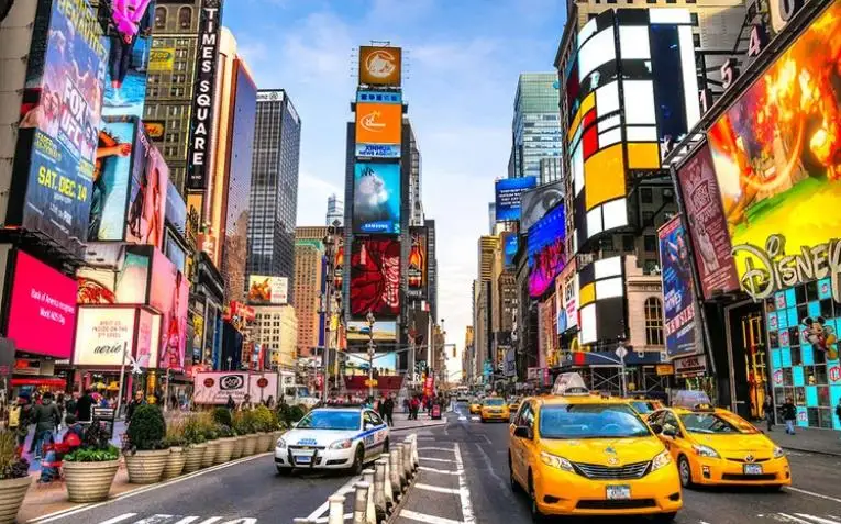 Фото Настенные обои NY20 на заказ золотистые в США с изображением улицы и города для