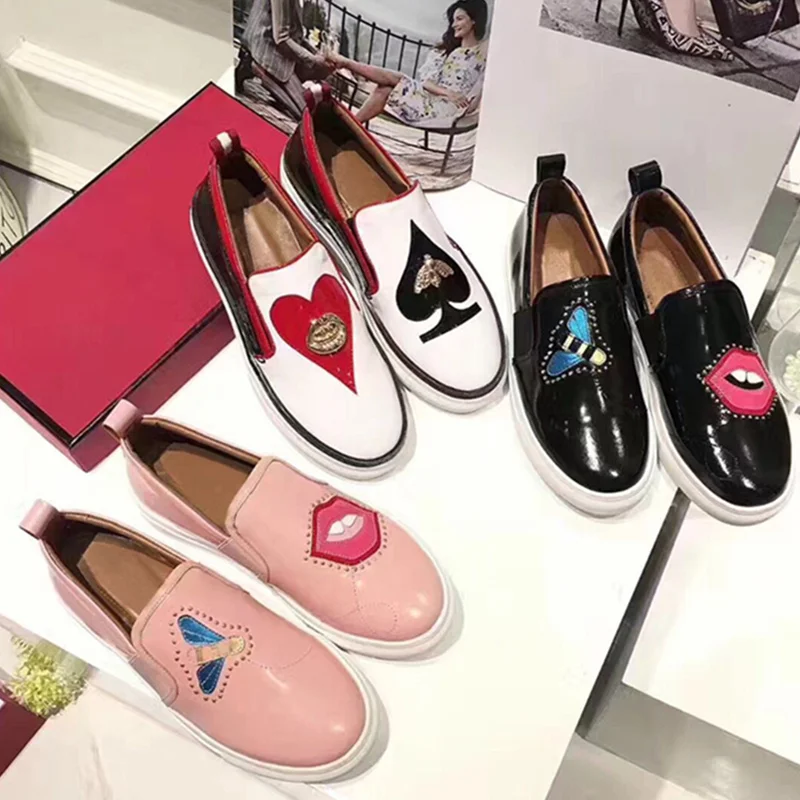 2018 Spring New Style Women Loafers Embroidered Women Casual Shoes Low Top Shoes Brand Designer Tide Leather Girl Women Flats 
2018 Spring New Style Women Loafers Embroidered Women Casual Shoes Low Top Shoes Brand Designer Tide Leather Girl Women Flats