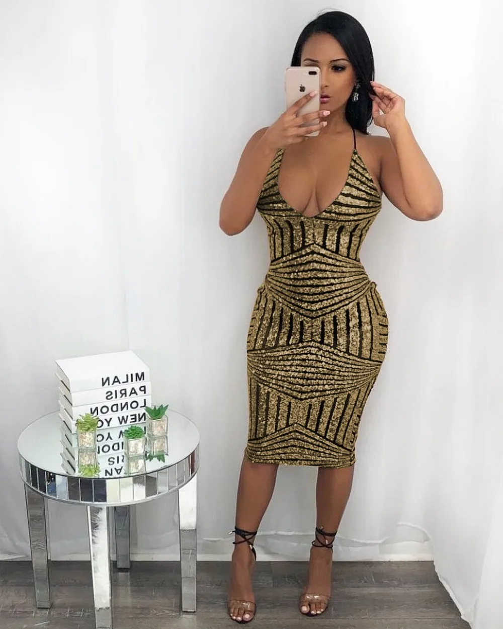 2018 Women Strap Gold Sequined Sexy Backless Dress Nightclub Wear Bodycon Striped V-neck Bandage Dress Party Dresses Vestidos
2018 Women Strap Gold Sequined Sexy Backless Dress Nightclub Wear Bodycon Striped V-neck Bandage Dress Party Dresses Vestidos