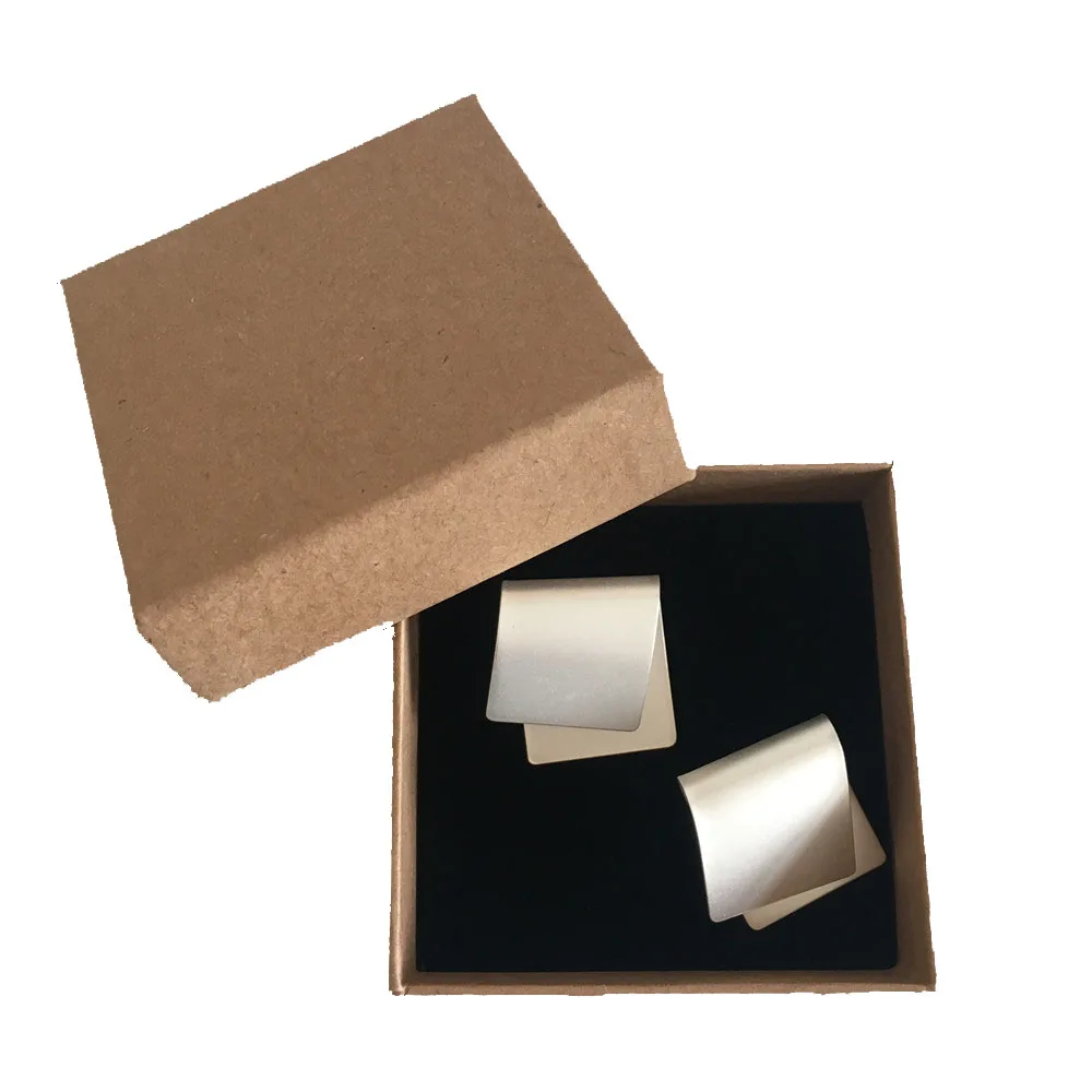 Smooth matt gold or matt silver color fold over plate stud earrings for women sending with gift box
Smooth matt gold or matt silver color fold over plate stud earrings for women sending with gift box