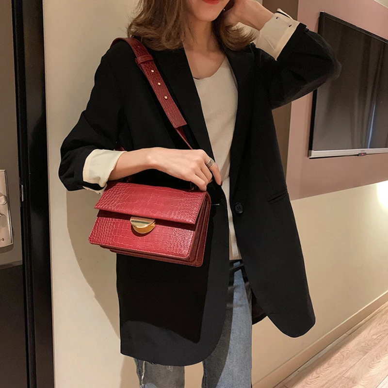 Chic Crocodile Pattern Crossbody Bag For Women Dark Color Alligator Pu Messenger Bags Lady Wide Belt Shouler Bag Small Flap Bag
Chic Crocodile Pattern Crossbody Bag For Women Dark Color Alligator Pu Messenger Bags Lady Wide Belt Shouler Bag Small Flap Bag