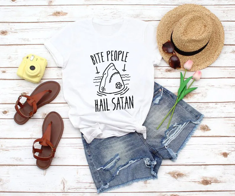 Футболка BITE PEOPLE с надписью «HAIL SATAN»-SHARK, модная смешная рубашка из хлопка с коротким рукавом, в стиле Харадзюку, летняя
Футболка BITE PEOPLE с надписью «HAIL SATAN»-SHARK, модная смешная рубашка из хлопка с коротким рукавом, в стиле Харадзюку, летняя