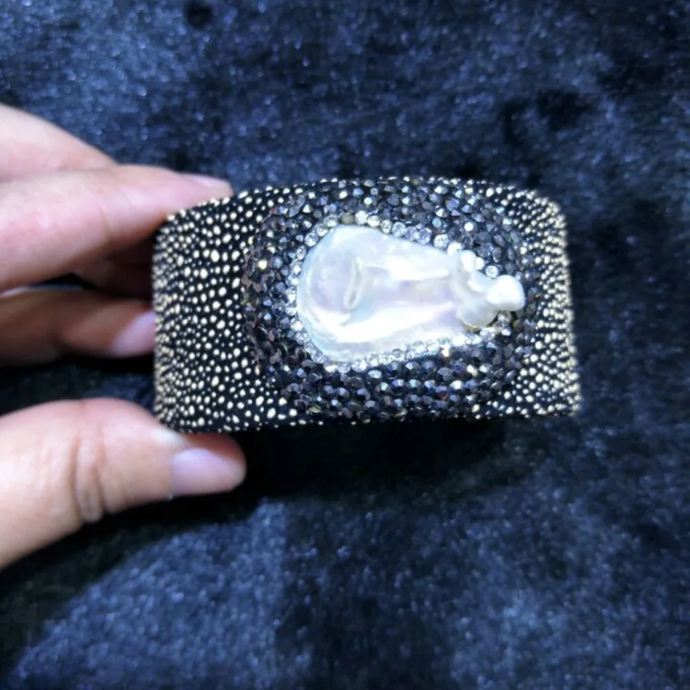 30mm Pearl Fish Skin Open Bangles Unisex Shell Pearl Bangle Indian Jewelry High Quality Adjustable bracelets & Bangles for Women
30mm Pearl Fish Skin Open Bangles Unisex Shell Pearl Bangle Indian Jewelry High Quality Adjustable bracelets & Bangles for Women