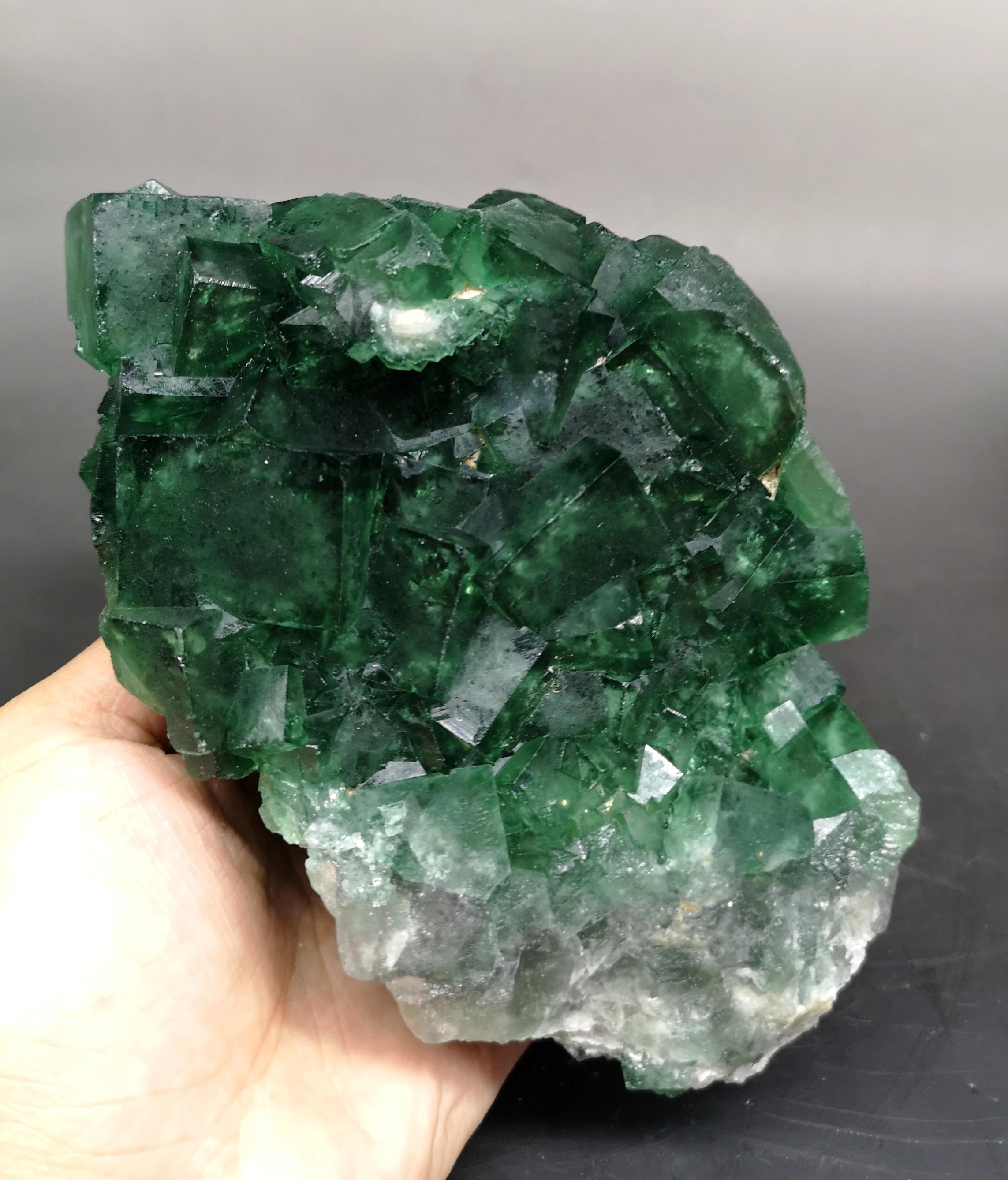 Фото Большая! 1466 г натуральный большой кристалл зеленый флюорит кластер минеральные