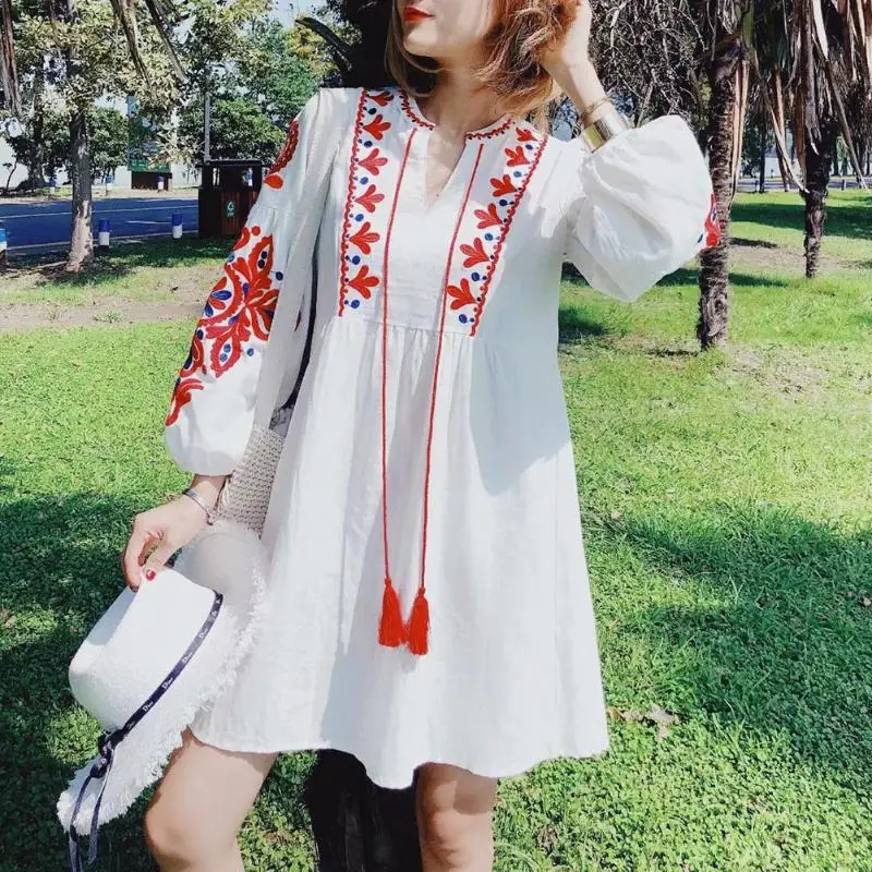 Lace up V Neck Embroidered Tassel Lantern Sleeve Loose Dress 2018 Autumn Women Elegant Dresses Casual Cotton Short Dress Vintage
Lace up V Neck Embroidered Tassel Lantern Sleeve Loose Dress 2018 Autumn Women Elegant Dresses Casual Cotton Short Dress Vintage