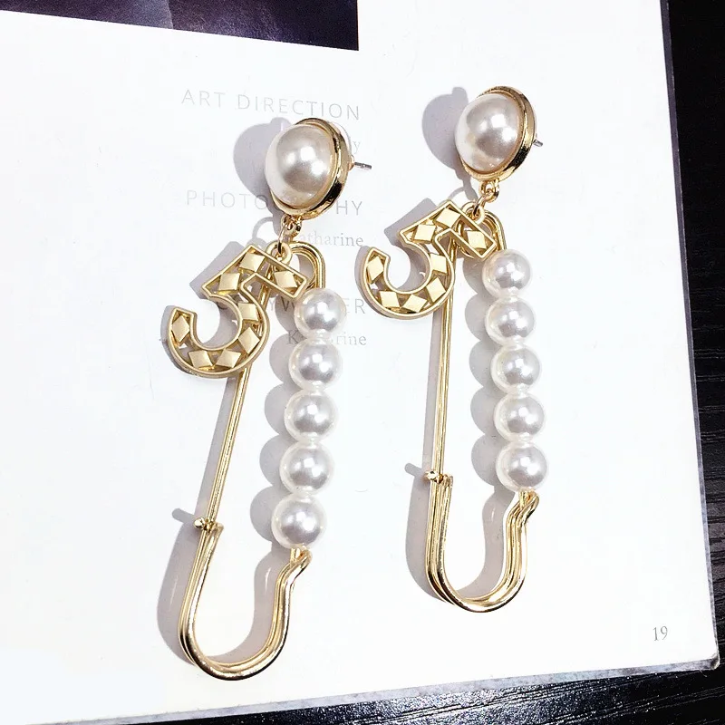 SHIFEEL 2019 New Korea Fashion Metal Pin shape Pearl string Number 5 Drop Earrings Temperament Wild Pendientes Women Jewelry
SHIFEEL 2019 New Korea Fashion Metal Pin shape Pearl string Number 5 Drop Earrings Temperament Wild Pendientes Women Jewelry