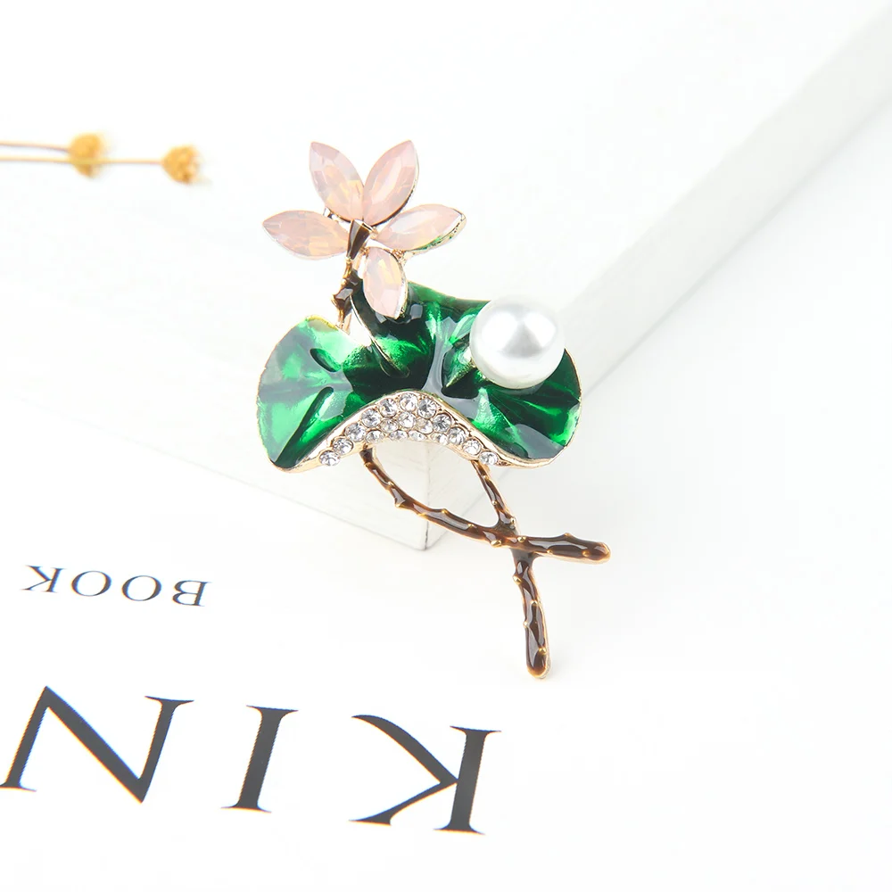 1Pc Lotus Flower Rhinestone Brooch Popular Simulated Pearl Garment Enamel for Women Men Pin Jewelry Accessories
1Pc Lotus Flower Rhinestone Brooch Popular Simulated Pearl Garment Enamel for Women Men Pin Jewelry Accessories