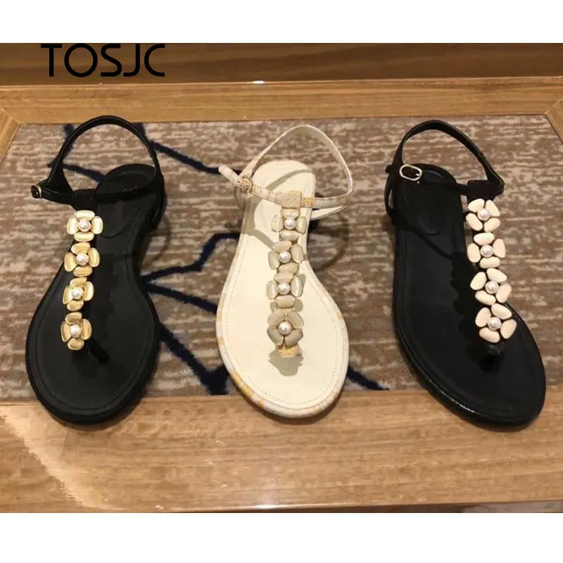Women's sandals decorated with Camellia flowers; women's sandals worn in summer.
Women's sandals decorated with Camellia flowers; women's sandals worn in summer.
