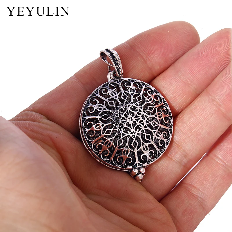 Trendy Antique Silver Color Round Hollow Essential Oil Diffuser Magnetic buckle Locket Pendant For DIY Making Jewelry
Trendy Antique Silver Color Round Hollow Essential Oil Diffuser Magnetic buckle Locket Pendant For DIY Making Jewelry