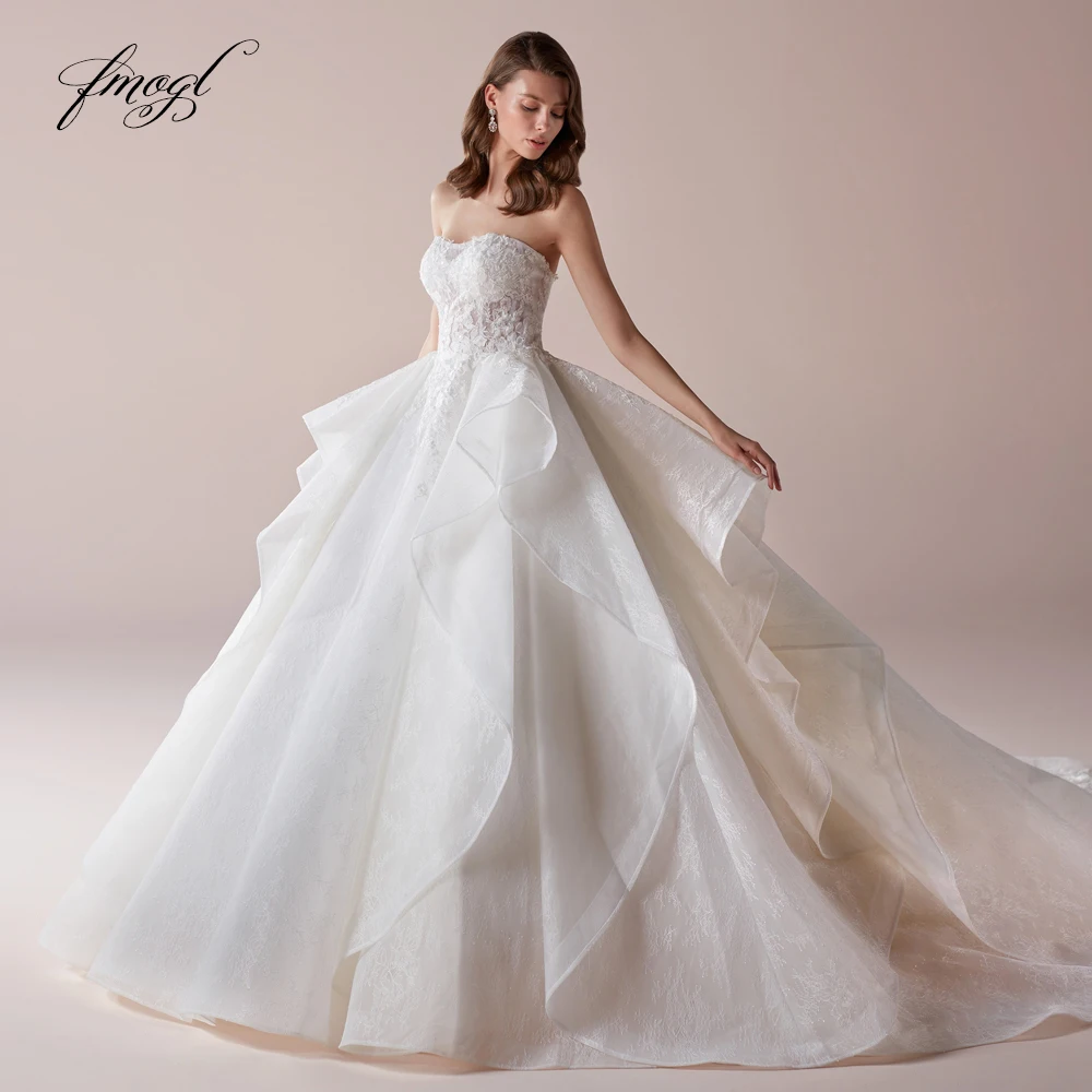 Fmogl Sexy Backless Strapless Ball Gown Wedding Dresses 2019 Luxury Appliques Ruffles Court Train Lace Vintage Bridal Gowns
Fmogl Sexy Backless Strapless Ball Gown Wedding Dresses 2019 Luxury Appliques Ruffles Court Train Lace Vintage Bridal Gowns