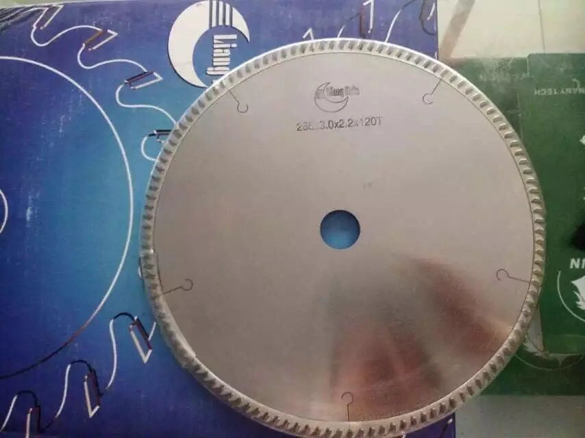Original Taiwan moon solid wood cutting and cutting, multilayer board, plywood, MDF density plate saw blade.
Original Taiwan moon solid wood cutting and cutting, multilayer board, plywood, MDF density plate saw blade.