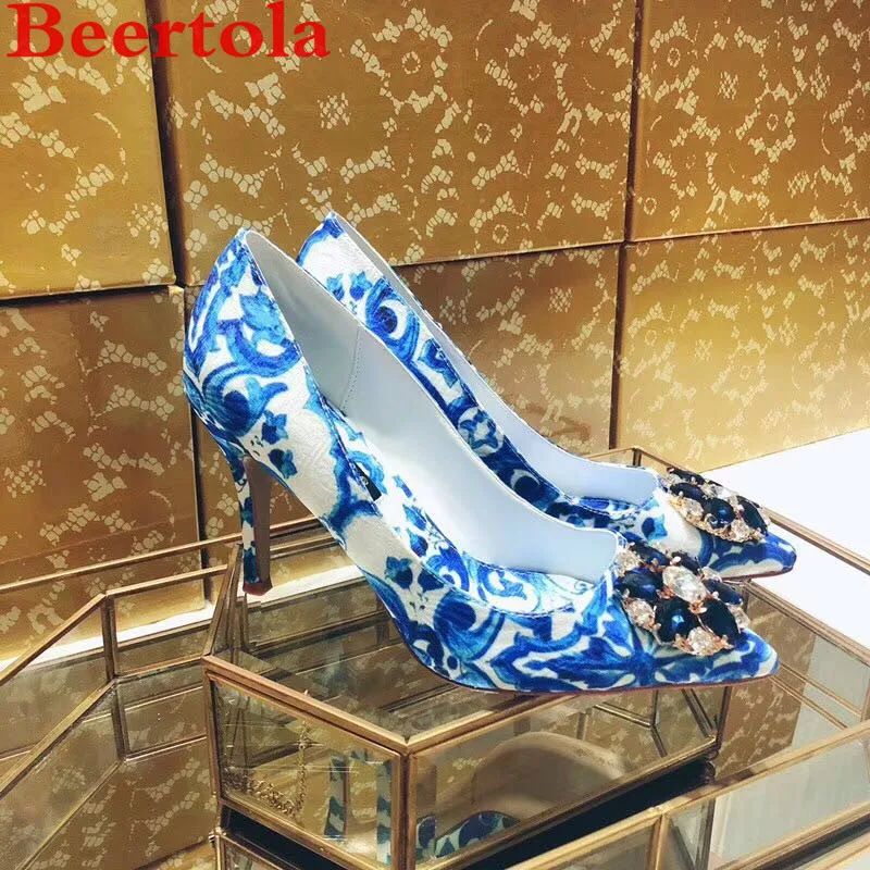Beertola Cotton Fabric Women's Pumps Crystal Flowers Ladies Shoes 6CM Heels Pointed Toe Blue and White Porcelain Wedding Pumps
Beertola Cotton Fabric Women's Pumps Crystal Flowers Ladies Shoes 6CM Heels Pointed Toe Blue and White Porcelain Wedding Pumps