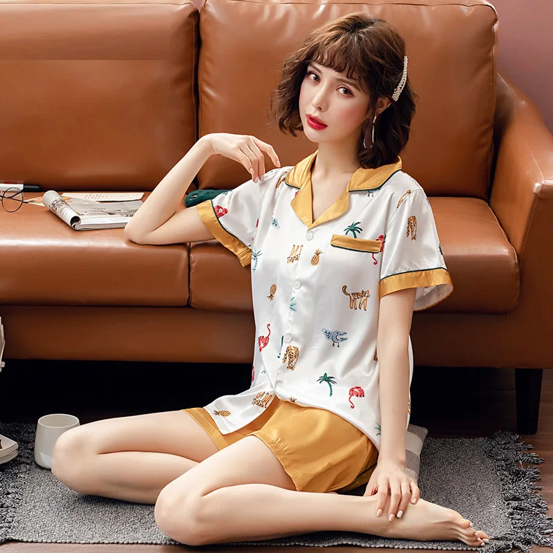 Yidanna Summer Silk Women Sleep Clothing Short Sleeved Cute Pajamas Set Casual Print Sleepwear Lady Button Nightwear Female Suit
Yidanna Summer Silk Women Sleep Clothing Short Sleeved Cute Pajamas Set Casual Print Sleepwear Lady Button Nightwear Female Suit