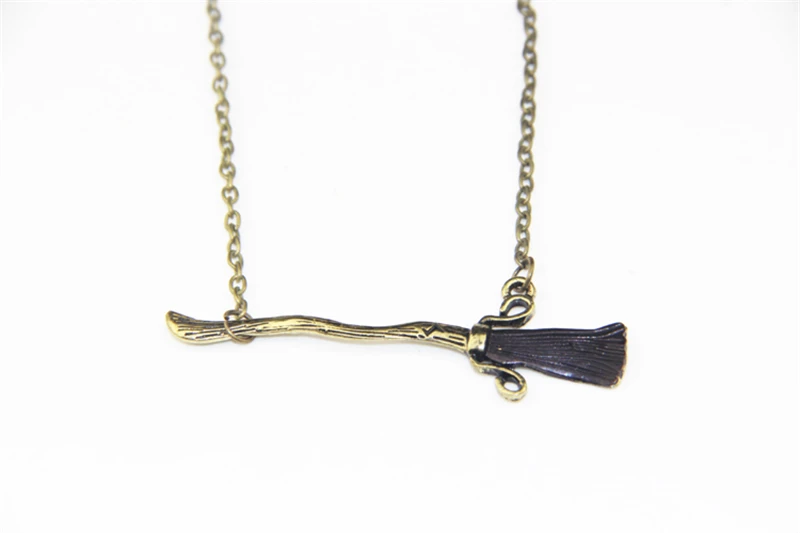 ZRM 20pcs/lot Wholesale Fashion Jewelry Vintage Charm Potter Broomstick Necklace Firebolt Broom Pendant Necklace For Men Women
ZRM 20pcs/lot Wholesale Fashion Jewelry Vintage Charm Potter Broomstick Necklace Firebolt Broom Pendant Necklace For Men Women
