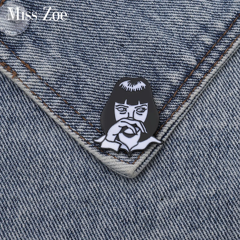 

Mia Wallace Enamel pin Custom Brooch Bag Clothes Lapel Pin Punk Girl GODDAMN Badge Pulp Fiction Movie Role Jewelry Gift