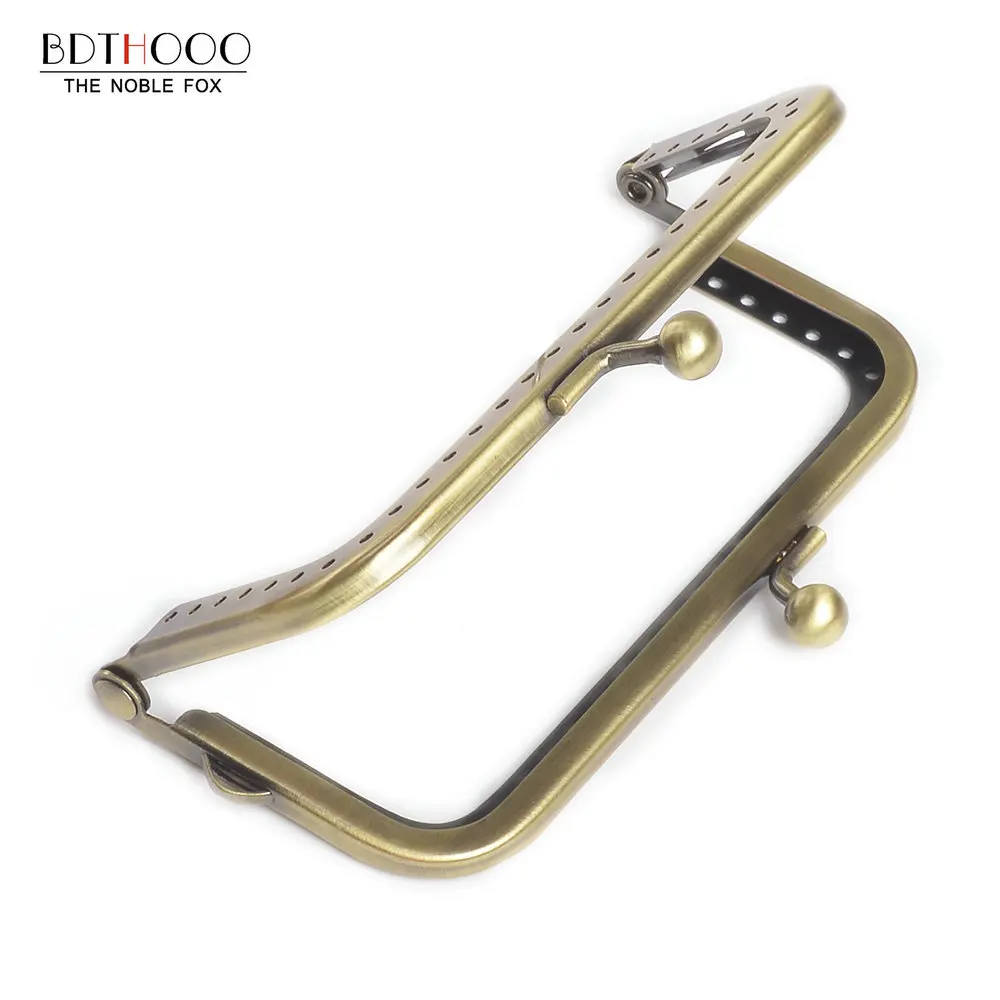 10pcs/lot 10.5cm Square Metal Purse Frame Handle for Clutch Bag Handbag Accessories Making Kiss Clasp Lock Bronze Bags Hardware
10pcs/lot 10.5cm Square Metal Purse Frame Handle for Clutch Bag Handbag Accessories Making Kiss Clasp Lock Bronze Bags Hardware